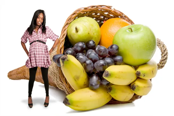 Zwangere zwarte vrouw en een overvloed van fruit — Stockfoto