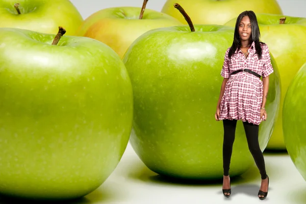 Těhotná žena a granny smith jablko — Stock fotografie