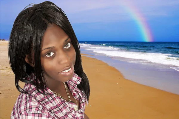 Fekete nő a tengerparton — Stock Fotó