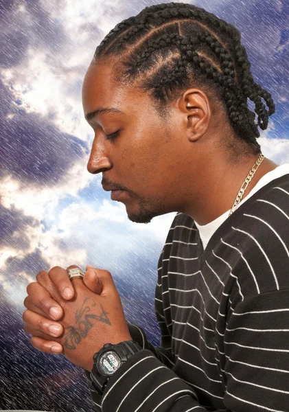 Black man praying — Stockfoto