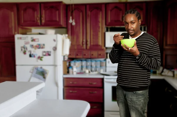 黒人男性を食べる — ストック写真