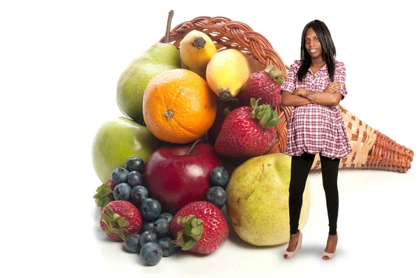 Zwarte vrouw met diverse vruchten — Stockfoto