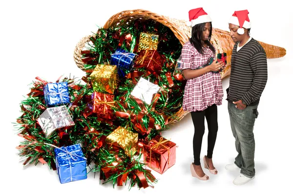 Черная пара открывает подарок на Рождество или день рождения — стоковое фото