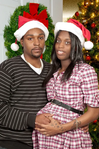 黑人夫妇穿圣诞圣诞老人的帽子 — 图库照片