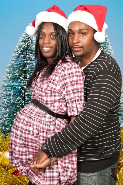 Pareja negra Navidad usando gorros de santa — Stockfoto