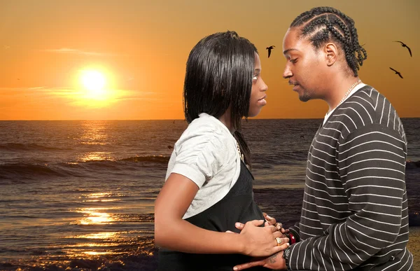 Περιμένοντας τους γονείς, μαύρο αφρικανική αμερικανική ζευγάρι — Φωτογραφία Αρχείου