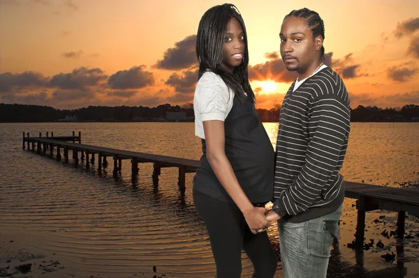Očekávali rodiče černých afrických amerických pár — Stock fotografie