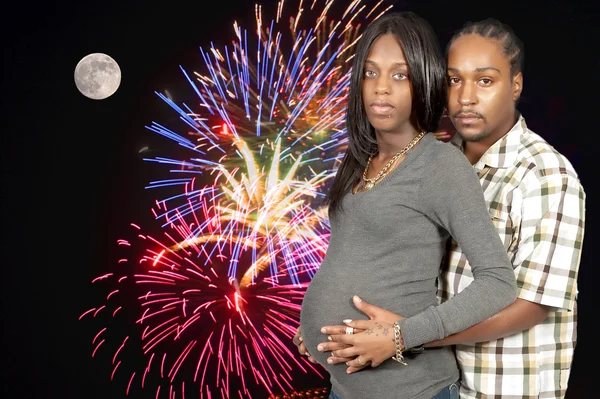 Várandós szülők fekete afro-amerikai házaspár — Stock Fotó