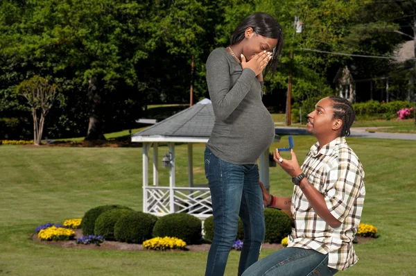 Uomo nero che chiede a una donna incinta di sposarsi — Foto Stock