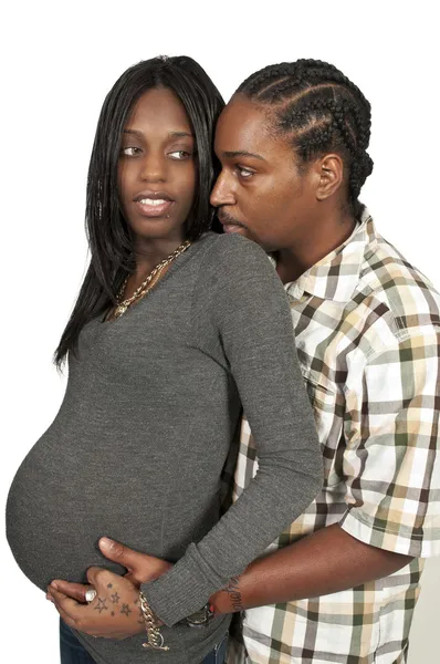 Очікуючи пара чорного афро-американських батьків — стокове фото