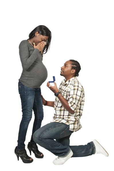 Zwarte man stelt een zwangere vrouw — Stockfoto