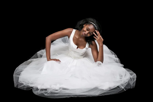 Femme noire en robe de mariée — Photo