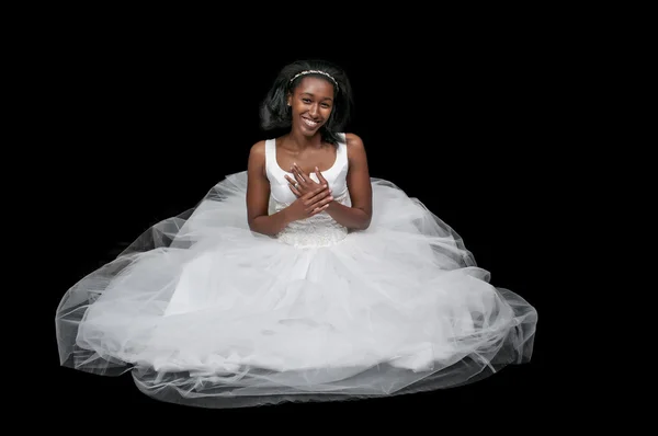 Mujer negra en vestido de novia — Foto de Stock