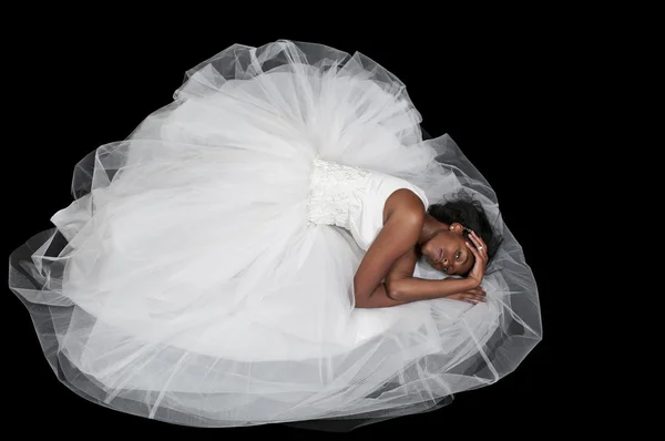 Чёрная женщина в свадебном платье — стоковое фото