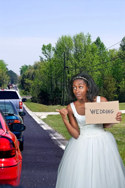 Чорна жінка у весільній сукні — стокове фото