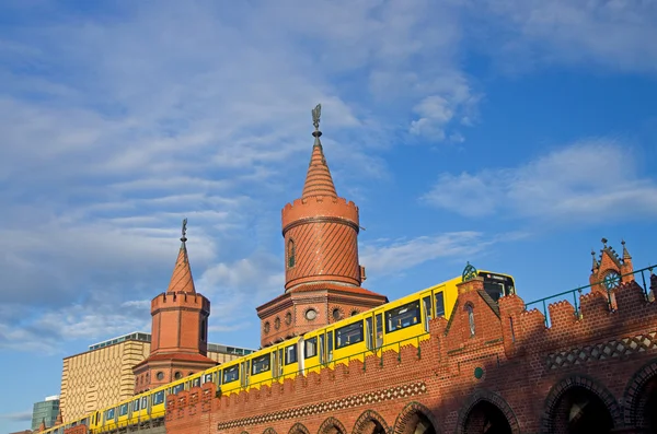 Berlin oberbaumbruecke yaz