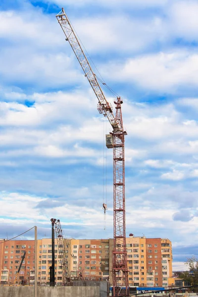 Żuraw wieżowy na budowie — Zdjęcie stockowe