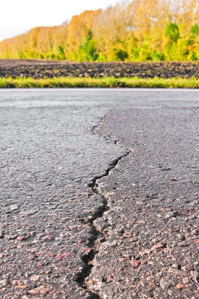 Close-up de crack na estrada — Fotografia de Stock