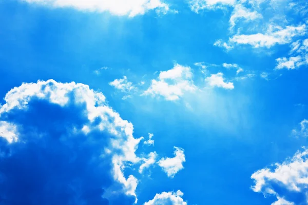 Драматичне блакитне небо з кумульськими хмарами — стокове фото