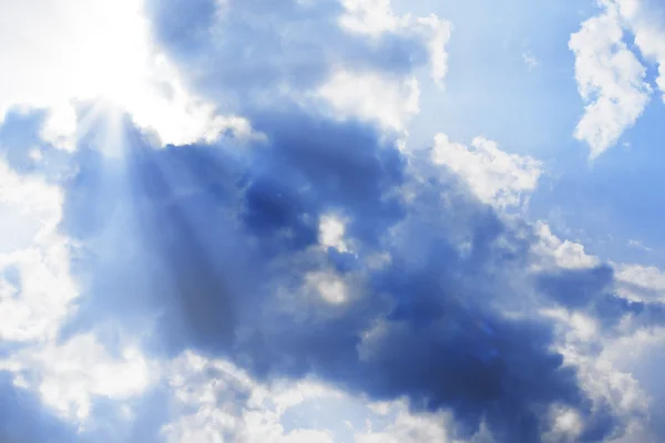 Cer albastru cu lumina soarelui și nori cumulus — Fotografie, imagine de stoc