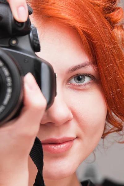 Όμορφη νεαρή γυναίκα με κάμερα — Φωτογραφία Αρχείου