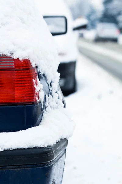 Auto bedekt met sneeuw — Stockfoto