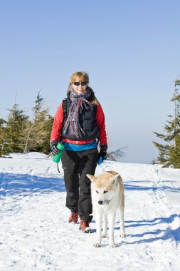 köpek ile kışın hiking