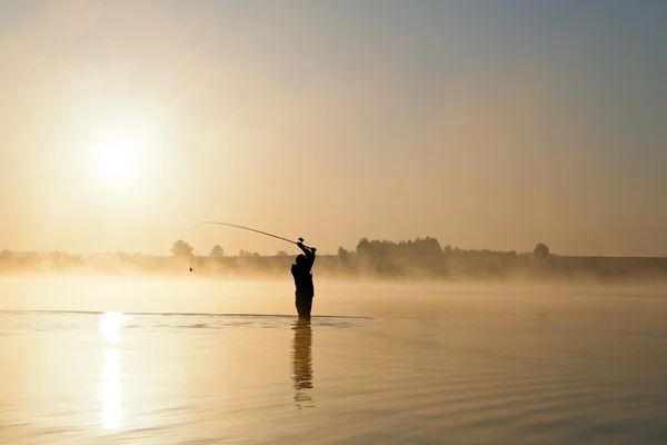 Homem Pesca ao amanhecer — Fotografia de Stock