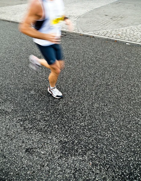 Человек, бегущий в городском марафоне, движение размыто — стоковое фото