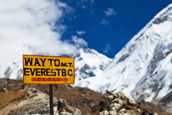 Гора Еверест покажчика — стокове фото