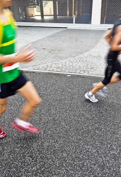Біг у міському марафоні — стокове фото