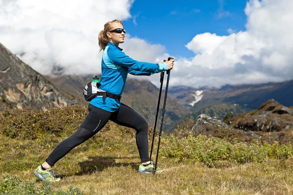 Žena cvičení v horách — Stock fotografie