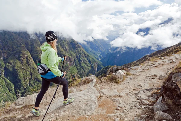 Kobieta, piesze wędrówki w górach Himalajach — Zdjęcie stockowe