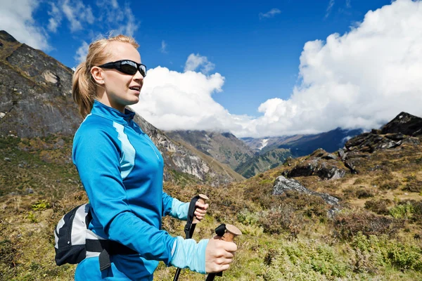 산에서 여자 노르딕 워킹 — 스톡 사진