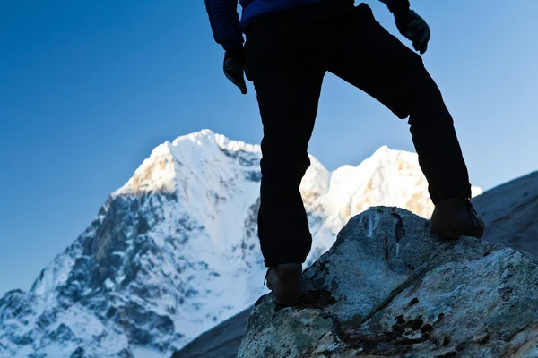 히말라야 산맥에서 하이킹 하는 사람 — 스톡 사진