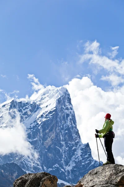 Žena turistika v pohoří Himálaj — Stock fotografie