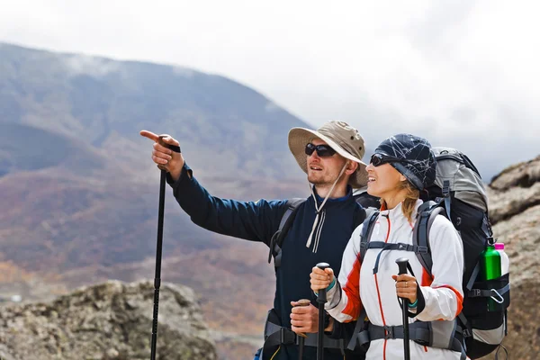ヒマラヤ山脈でのハイキングをカップルします。 — ストック写真