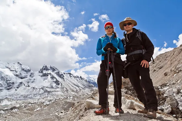 夫妇在喜马拉雅山脉徒步旅行 — 图库照片