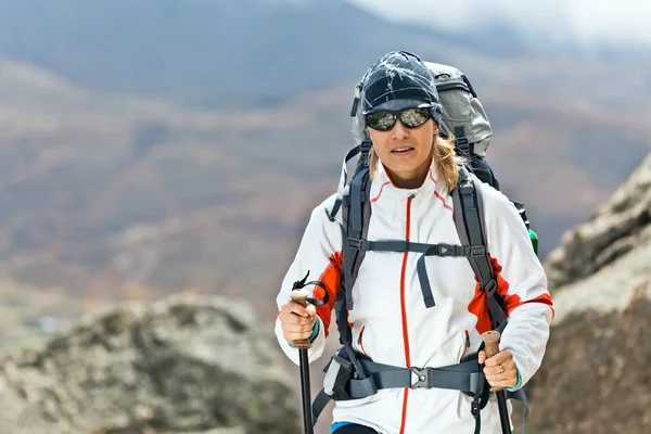 여자 산 트레킹 — 스톡 사진