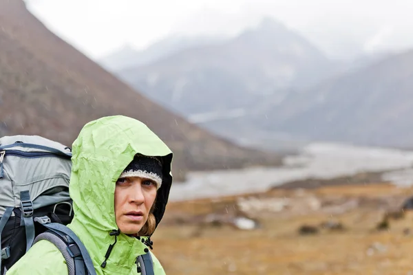 Žena turistika v pohoří Himálaj — Stock fotografie