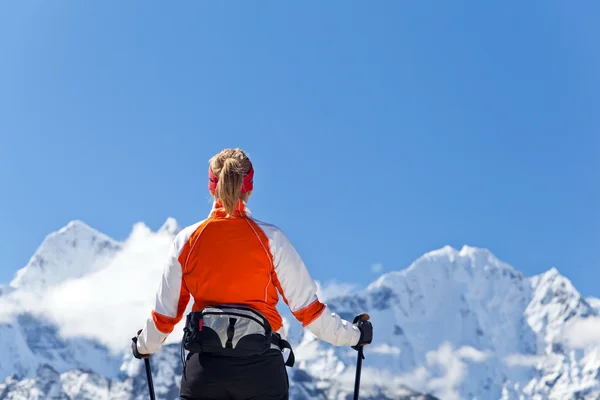 Trekking de mujeres en Himalaya, Parque Nacional del Everest — Foto de Stock