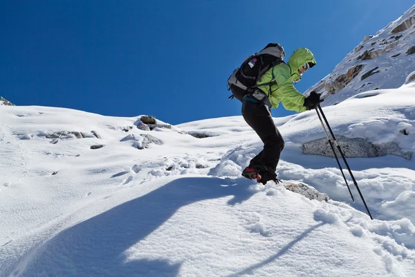 Kvinna vandring i vinter himalaya bergen — Stockfoto