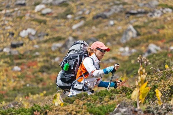 Mulher trekking nas montanhas — Fotografia de Stock