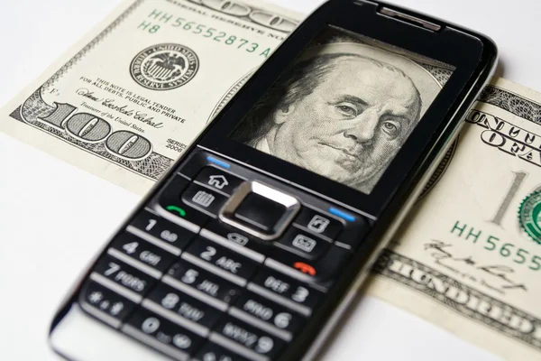 Telefone celular e dinheiro — Fotografia de Stock