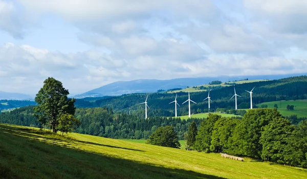 Вітрові турбіни в горах — стокове фото