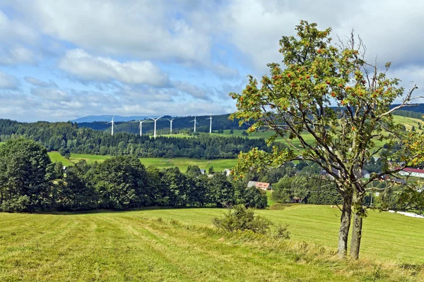 Turbinas eólicas nas montanhas — Fotografia de Stock