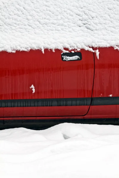 Bilen täcks av snö — Stockfoto