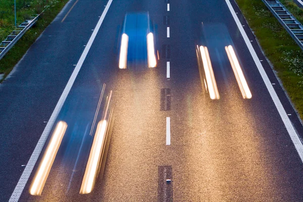 Autobahnverkehr in der Nacht — Stockfoto