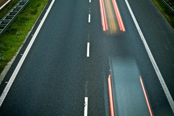 Tráfego rodoviário, velocidade e movimento turvo — Fotografia de Stock