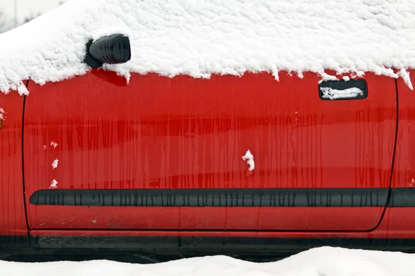 Karla kaplı araba — Stok fotoğraf